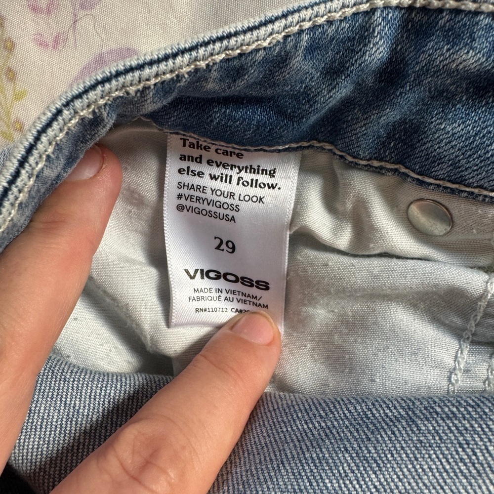 Like new Vigoss Women's Distressed Denim Shorts mid rise sz 29 - Picture 3 of 3